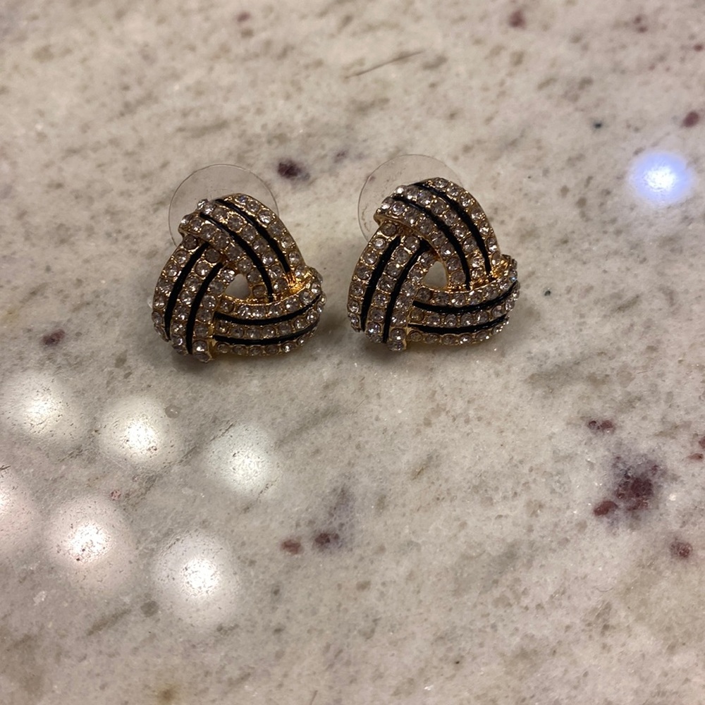 Good and black fancy stud earring set